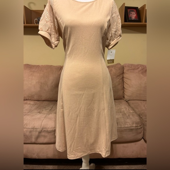 Polagram Fit and Flare Eyelet puff sleeve dress - Picture 2 of 5